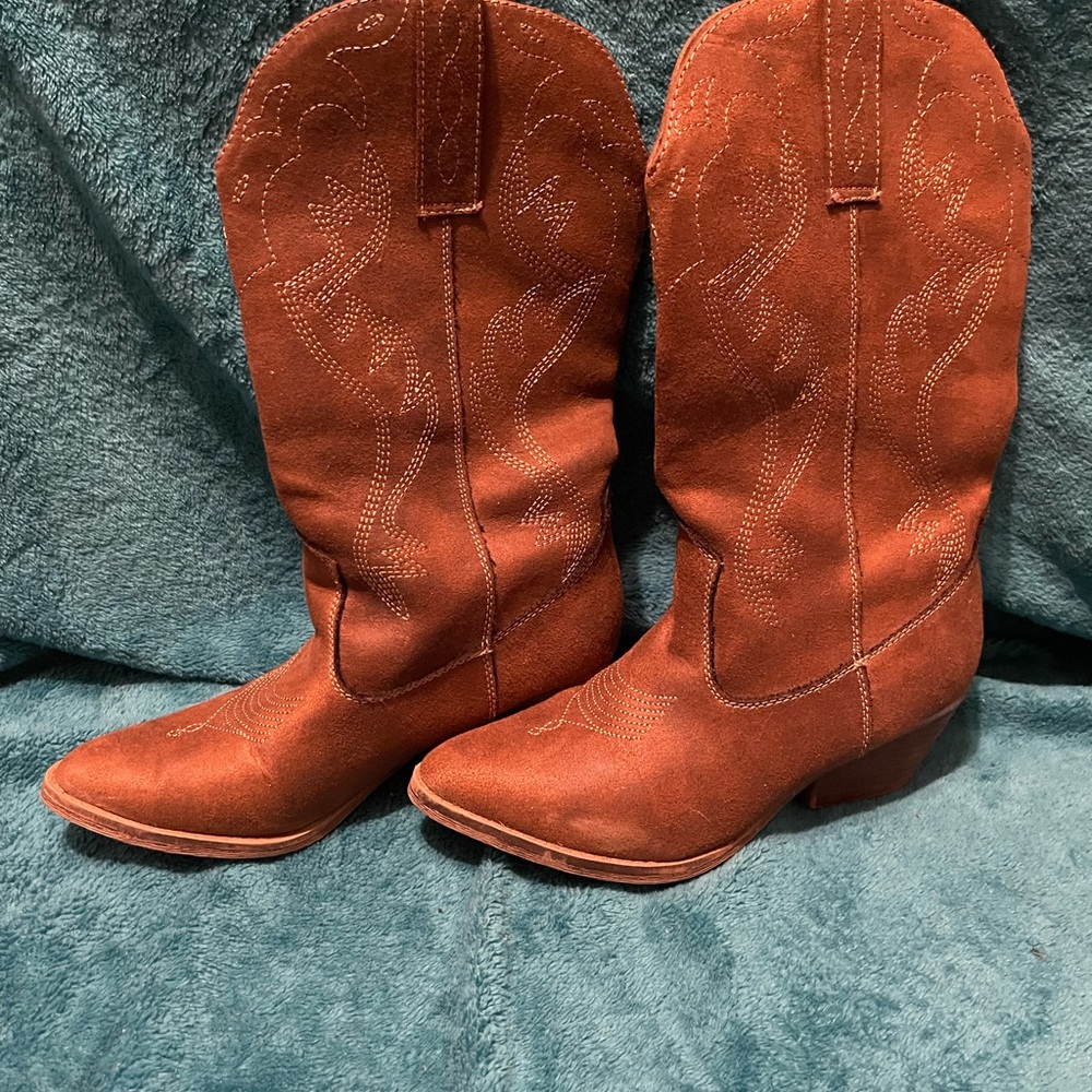 Rustic Embroidered Heeled Boots - Picture 2 of 4